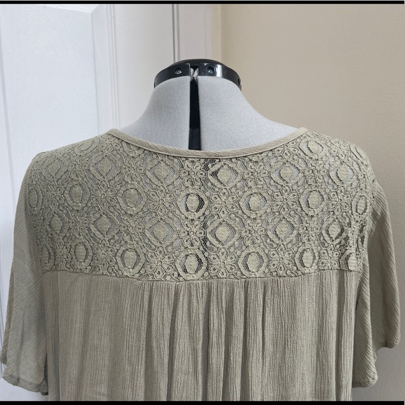 🍀Torrid top with ruffle sleeves and lace embellishments - Picture 14 of 17